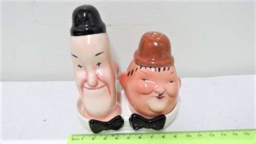 Wonderful Vintage Beswick Laurel And Hardy Salt/Pepper Cruet Set With Stand 9,5 x 12 cm
