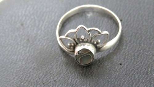 Pretty, Vintage Dainty Sterling Silver Ring With Small Round Moonstone Size M (1.1 g)