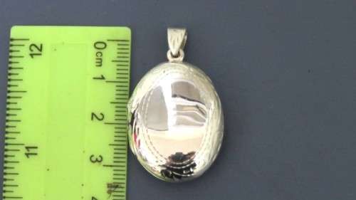 Fantastic Vintage Sterling Silver 925 Oval Locket With Engraved Decoration 28 x 22 mm (6.6 g)