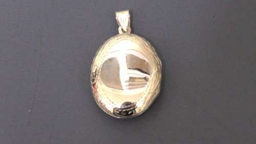 Fantastic Vintage Sterling Silver 925 Oval Locket With Engraved Decoration 28 x 22 mm (6.6 g)