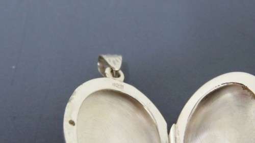 Fantastic Vintage Sterling Silver 925 Oval Locket With Engraved Decoration 28 x 22 mm (6.6 g)