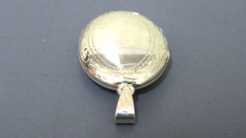 Fantastic Vintage Sterling Silver 925 Oval Locket With Engraved Decoration 28 x 22 mm (6.6 g)