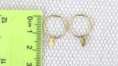 Dainty Vintage 9ct Gold Round Sleeper Earrings With Dangling Flat Leaf Shape D: 14 mm (0.3 g)