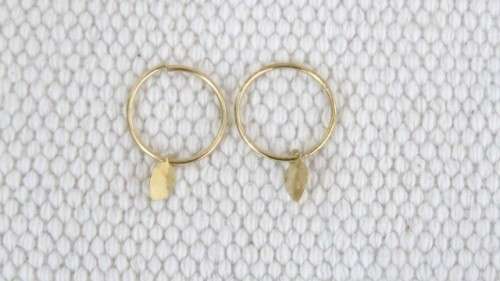 Dainty Vintage 9ct Gold Round Sleeper Earrings With Dangling Flat Leaf Shape D: 14 mm (0.3 g)