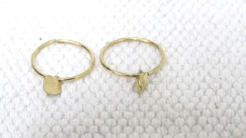 Dainty Vintage 9ct Gold Round Sleeper Earrings With Dangling Flat Leaf Shape D: 14 mm (0.3 g)