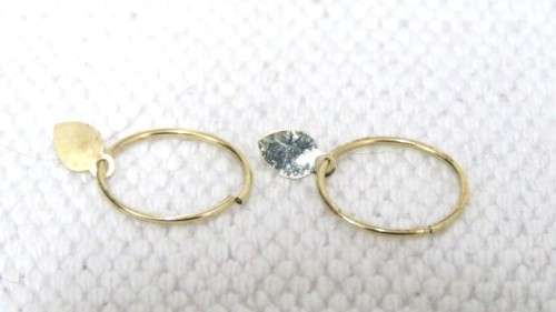 Dainty Vintage 9ct Gold Round Sleeper Earrings With Dangling Flat Leaf Shape D: 14 mm (0.3 g)