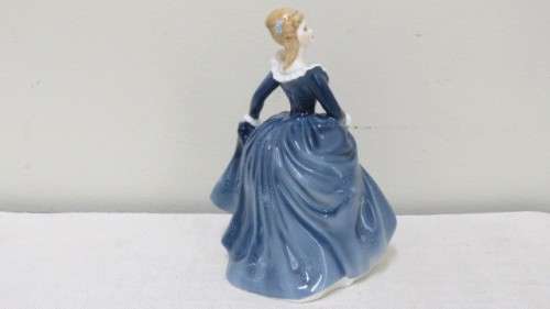 Vintage 1960`s Royal Doulton `Fragrance` HN 2334 Porcelain Figurine By Peggy M. Davies H: 195 mm
