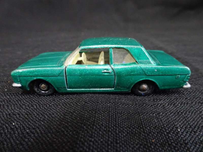 Matchbox Series no 25 Ford Cortina Made in England (6.5cm L)
