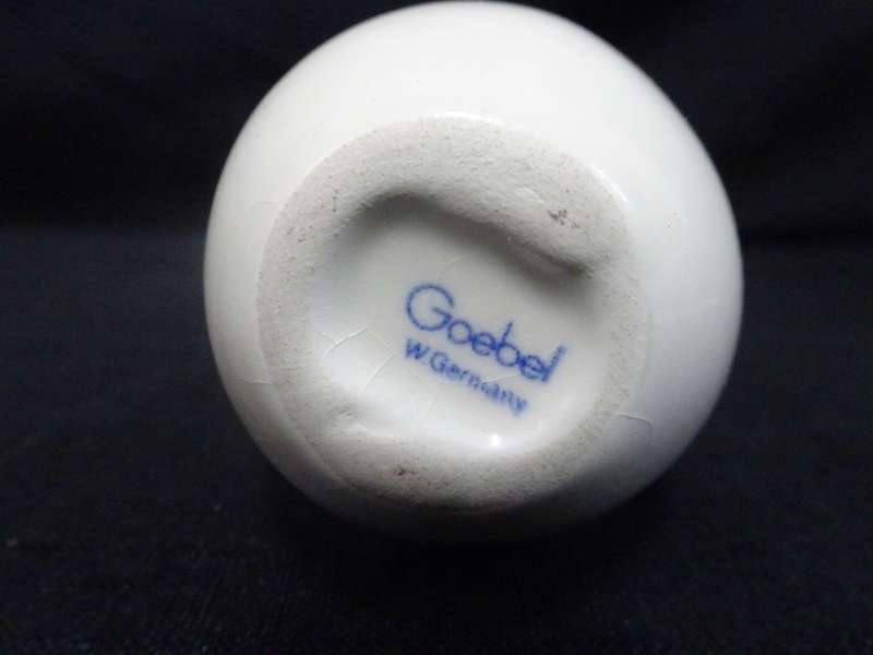 Goebel Rabbit In Eggshell 1970 Made In Germany