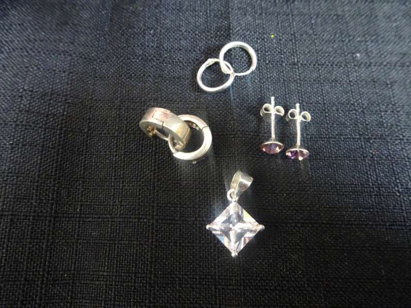Stunning Silver Collection Of Three Pairs Of Earrings And One Pendant (5.3 Grams)