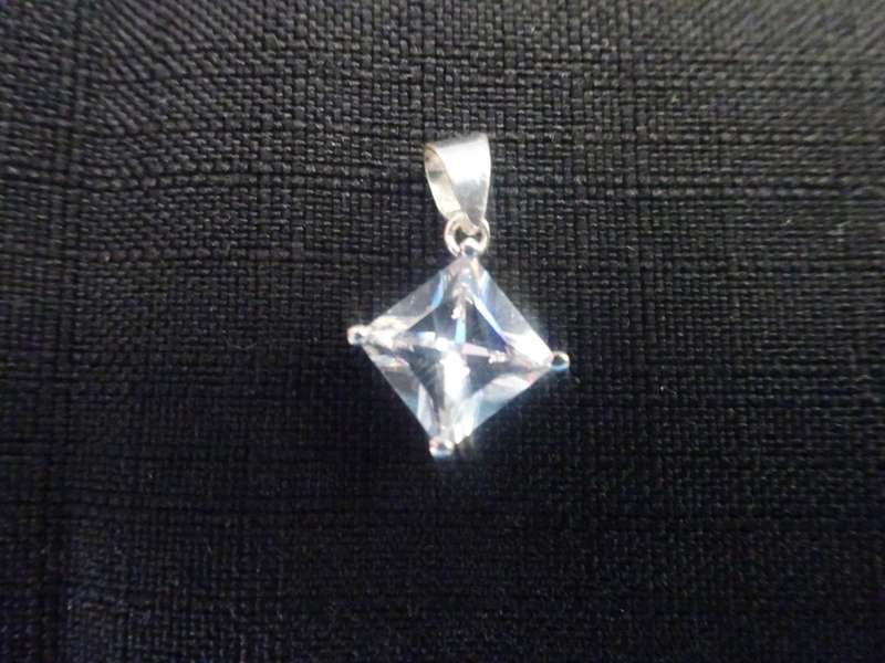 Stunning Silver Collection Of Three Pairs Of Earrings And One Pendant (5.3 Grams)
