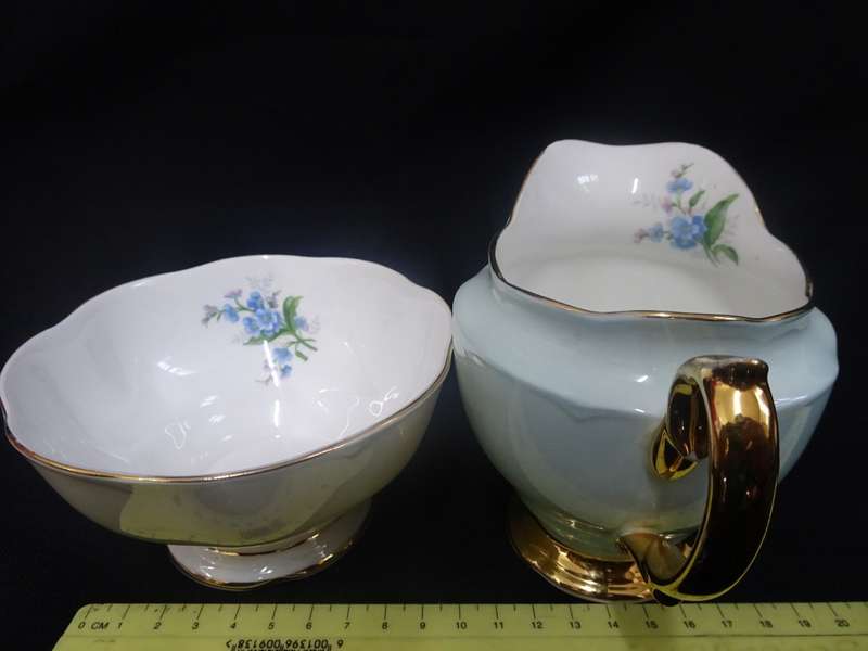 Stunning Royal Albert Bone China Milk Jug And Sugar Bowl Made In England