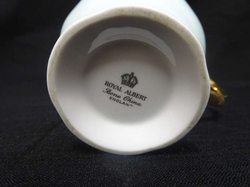 Stunning Royal Albert Bone China Milk Jug And Sugar Bowl Made In England