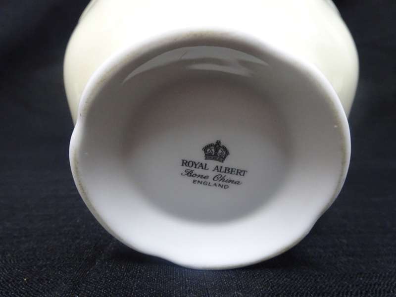 Stunning Royal Albert Bone China Milk Jug And Sugar Bowl Made In England