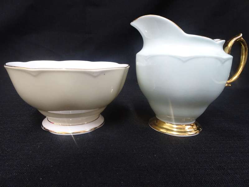 Stunning Royal Albert Bone China Milk Jug And Sugar Bowl Made In England