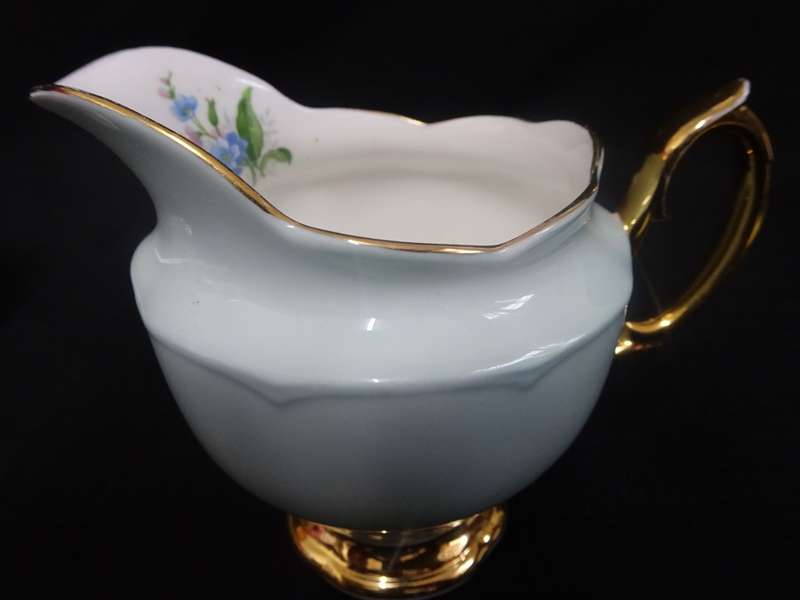 Stunning Royal Albert Bone China Milk Jug And Sugar Bowl Made In England