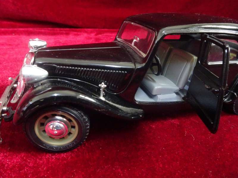 1938 Citroen 15 CV TA Black Scale 1/24 Diecast Car Model by Bburago (No Box)