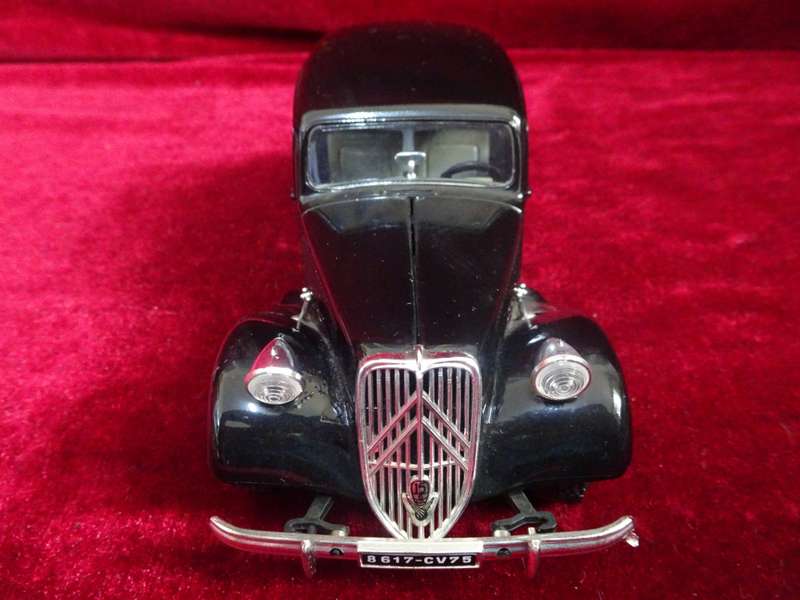1938 Citroen 15 CV TA Black Scale 1/24 Diecast Car Model by Bburago (No Box)