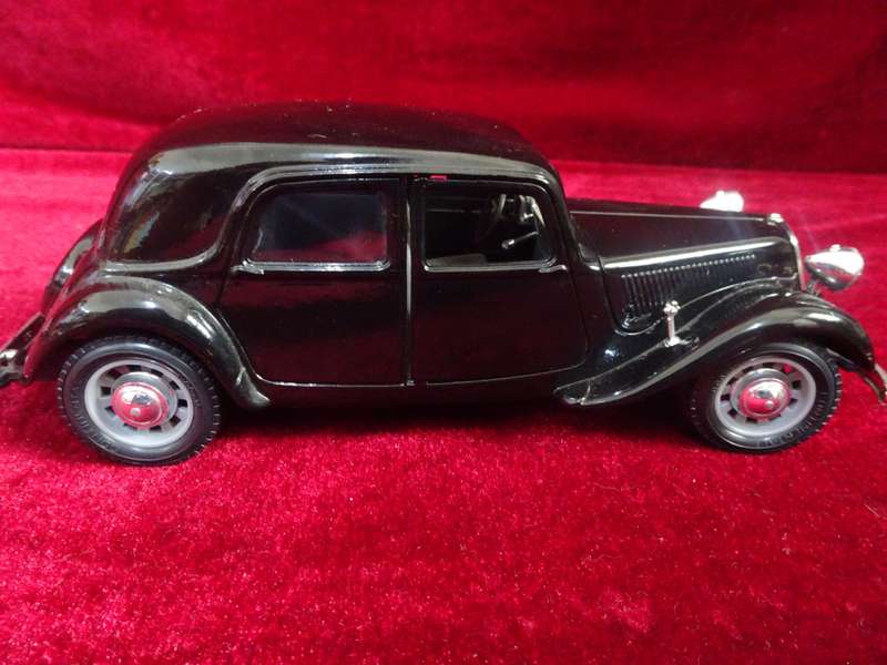 1938 Citroen 15 CV TA Black Scale 1/24 Diecast Car Model by Bburago (No Box)