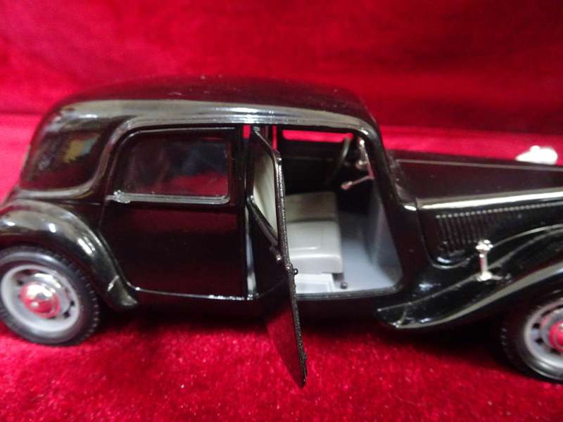 1938 Citroen 15 CV TA Black Scale 1/24 Diecast Car Model by Bburago (No Box)
