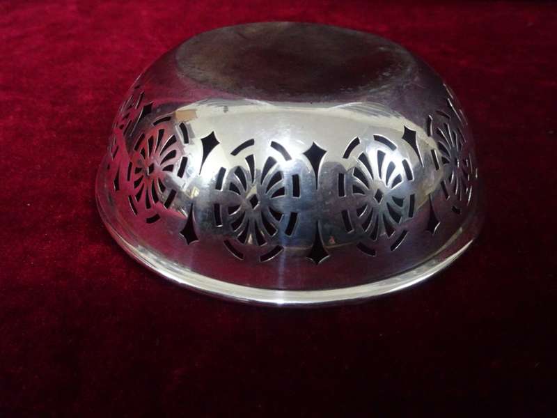 Antique Hallmarked Sterling Silver Bowl Walker & Hall Sheffield 1921-22 Fretwork Windows (74 Grams)