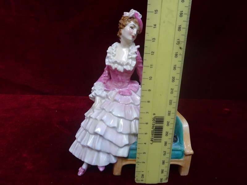 Stunning RARE Royal Doulton Figurine Sonia HN1692 - Made In England In Excellent Condition