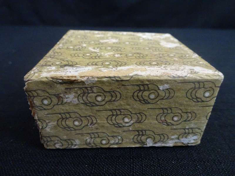 Stunning Vintage Chinese Cloisonne Enamel Brids And Flower Snuff Box - (H: 2cm / W: 5cm)