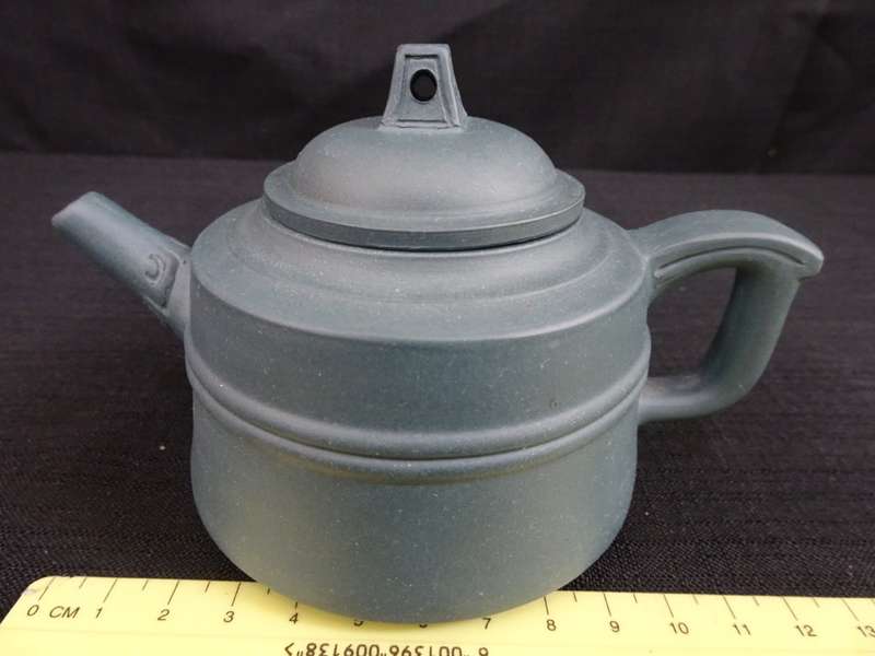Yixing Clay / Zisha Tea Pot for Chinese Kung / Gong Fu Tea - H: 8cm / W: 13cm