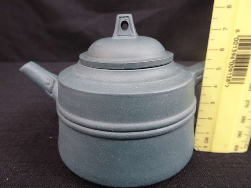 Yixing Clay / Zisha Tea Pot for Chinese Kung / Gong Fu Tea - H: 8cm / W: 13cm