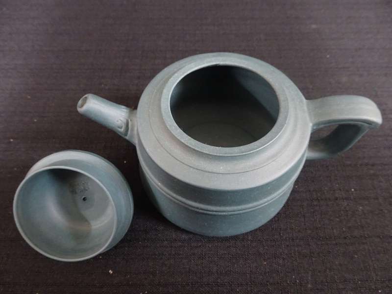 Yixing Clay / Zisha Tea Pot for Chinese Kung / Gong Fu Tea - H: 8cm / W: 13cm