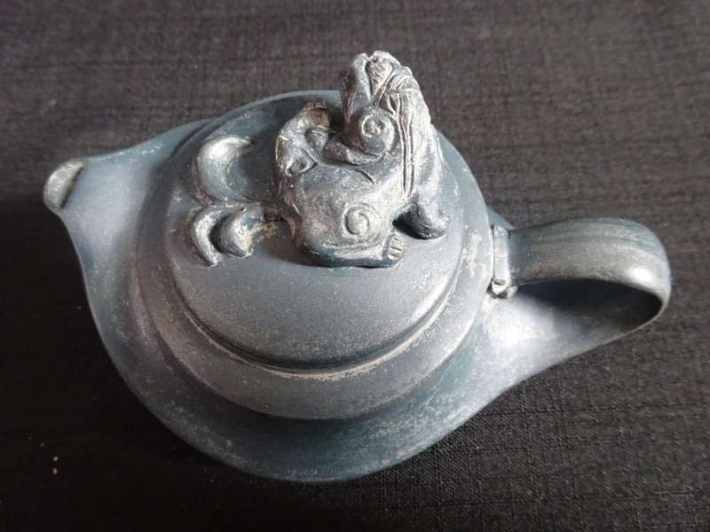 Stunning Vintage Handmade Yixing Zisha Clay Teapot With Animal Figure Lid - H: 7cm / W: 13cm