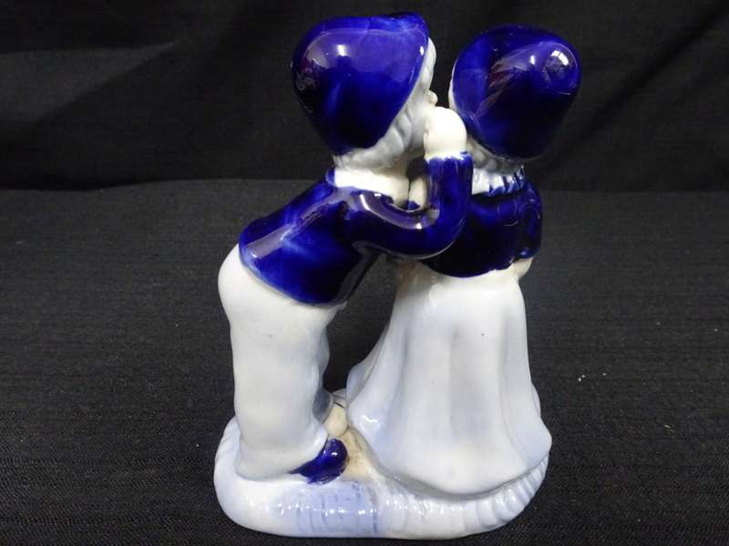 Beautiful Kissing Couple Delft Blue Figurine - In Excellent Condition