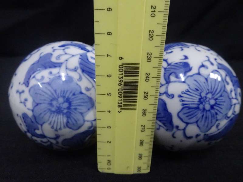 Stunning Set Of Three Blue & White Ceramic Decor Balls - In Excellent Condition