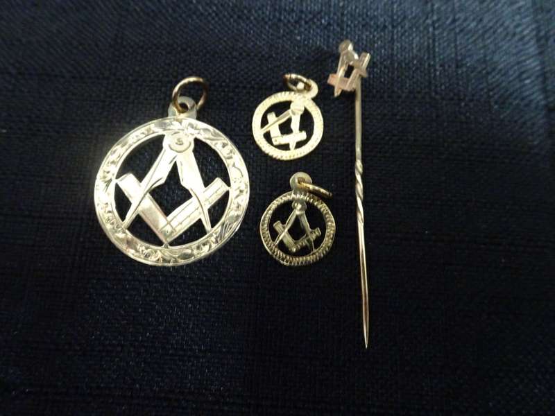 9ct Gold Massonic Pendants And Pin - 3.9 Gram - In Excellent Condition