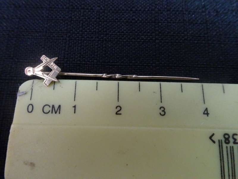 9ct Gold Massonic Pendants And Pin - 3.9 Gram - In Excellent Condition