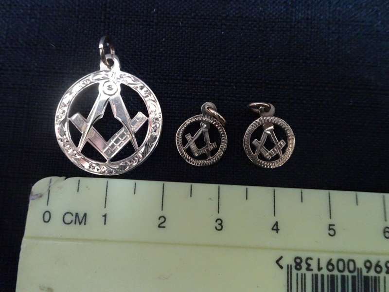9ct Gold Massonic Pendants And Pin - 3.9 Gram - In Excellent Condition