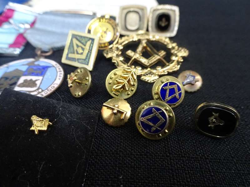 Large Collection Of Masonic Medals, Booklets, Pins And Other Collectables - Please View Images