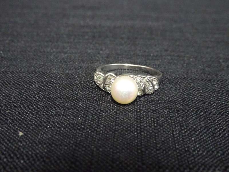 Stunning Silver And Pearl Ladies Ring -Size 7 - (4.9 Grams) - Please See Description