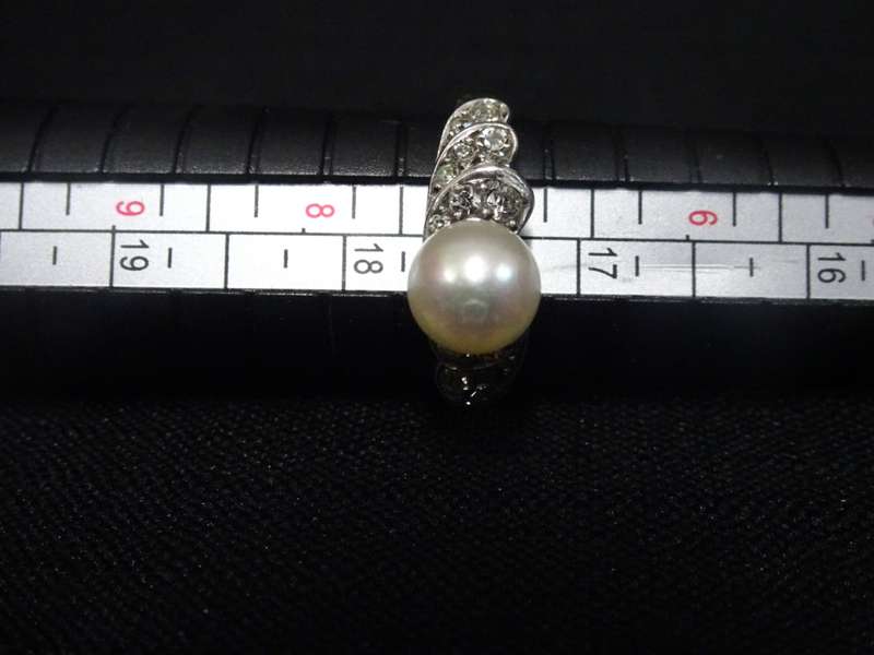 Stunning Silver And Pearl Ladies Ring -Size 7 - (4.9 Grams) - Please See Description