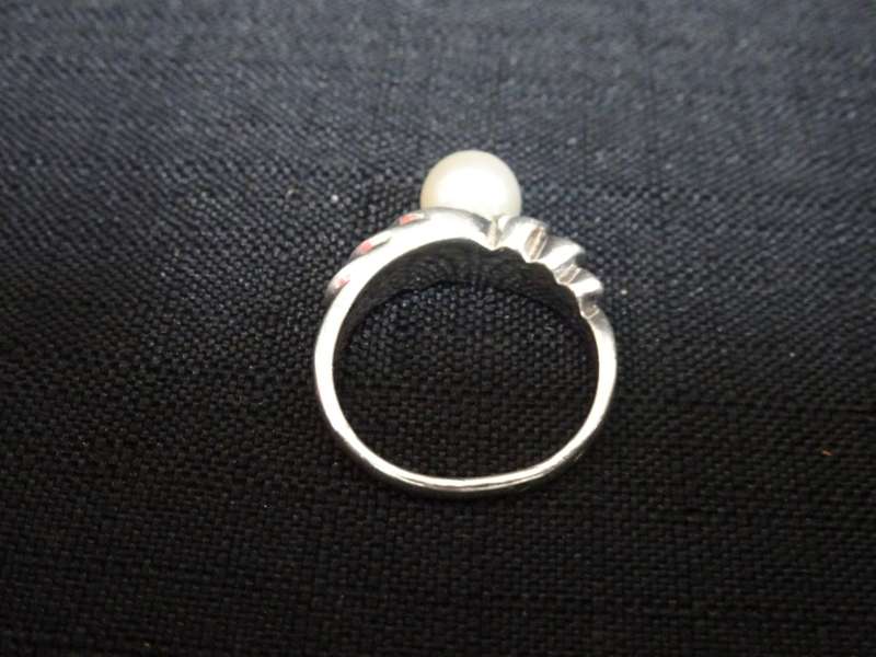 Stunning Silver And Pearl Ladies Ring -Size 7 - (4.9 Grams) - Please See Description