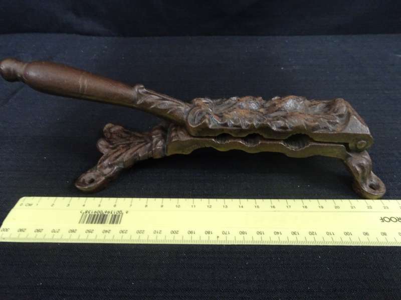 Late Victorian Cast Iron Cork Press Or Mould For Apothecary Or Chemist Use - In Excellent Condition