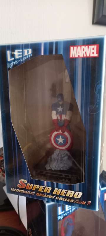 Captain America Illuminate Statue