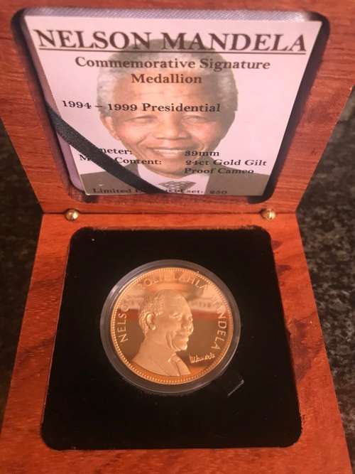 NELSON MANDELA COMMEMORATIVE SIGNATURE MEDALLION.