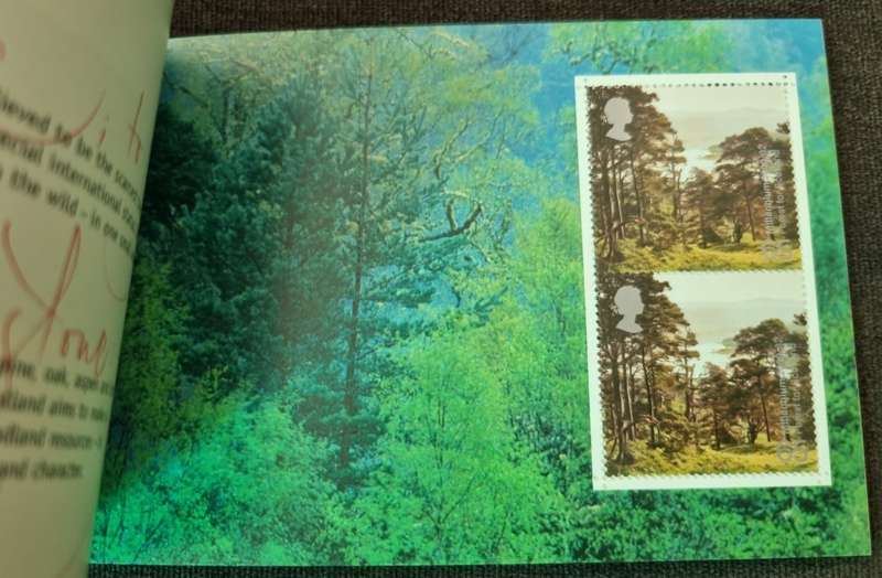 GB 2000 `A TREASURY OF TREES` MINT AND COMPLETE 7 POUND BOOKLET. SG DX26. CV GBP 40.