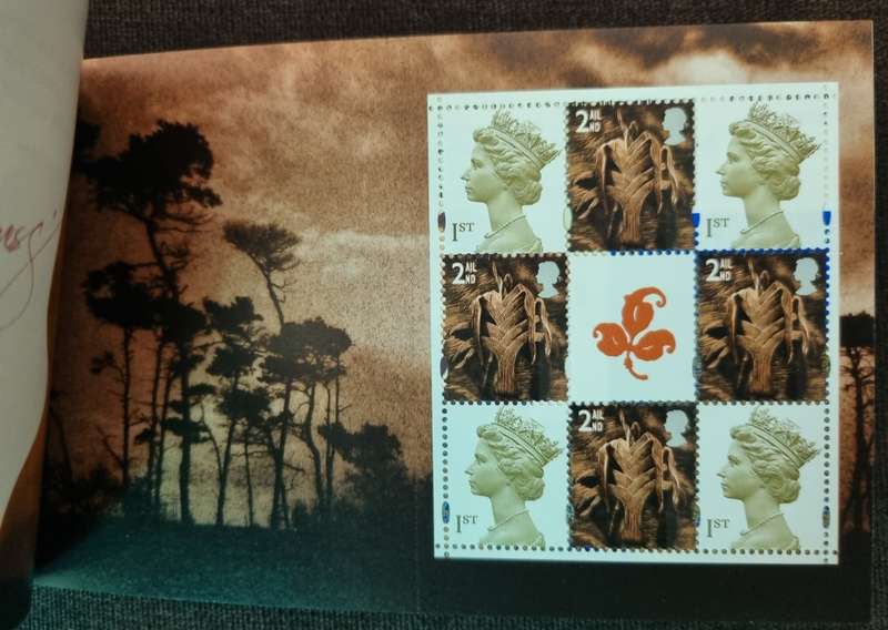 GB 2000 `A TREASURY OF TREES` MINT AND COMPLETE 7 POUND BOOKLET. SG DX26. CV GBP 40.