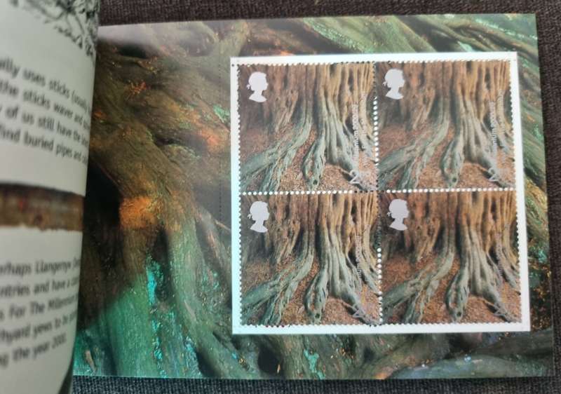 GB 2000 `A TREASURY OF TREES` MINT AND COMPLETE 7 POUND BOOKLET. SG DX26. CV GBP 40.