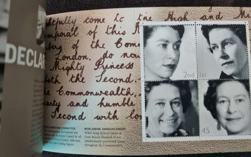 GB 2002 `A GRACIOUS ACCESSION` GOLDEN JUBILEE OF QEII MINT/COMPLETE BOOKLET. SGDX28. CV GBP 45.