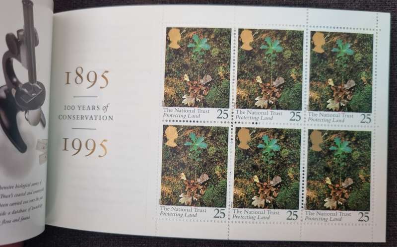GB 1995 `The National Trust` mint and complete booklet. SG DX17  lovely item.