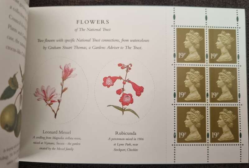 GB 1995 `The National Trust` mint and complete booklet. SG DX17  lovely item.