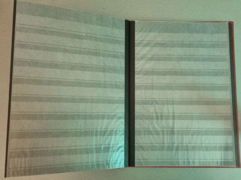 LINDER LOTUS EMPTY ALBUM 2ND HAND (8 BLACK PAGES/16 SIDES). AS PER IMAGES. NB: PLEASE READ BELOW!!!